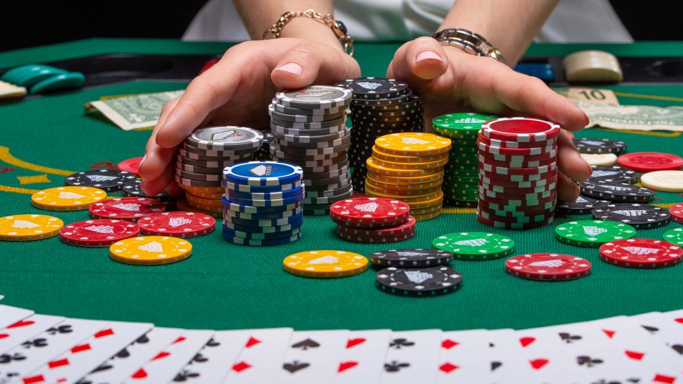3 fordele ved at spille casino derhjemme fremfor i byen