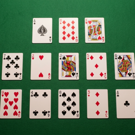 Open Face Chinese Poker: Guiden til pokervarianten uden indsatser og bluffing