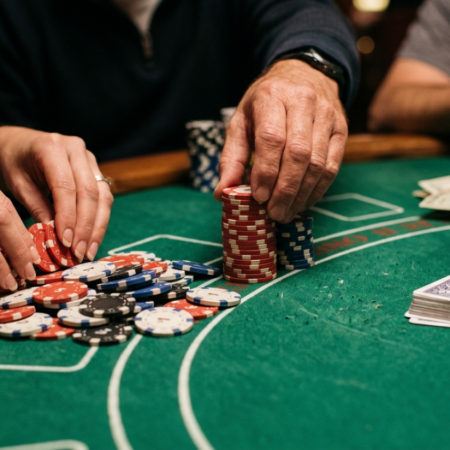 Rake i poker: Sådan fungerer husets andel, og hvorfor den betyder mere end du tror
